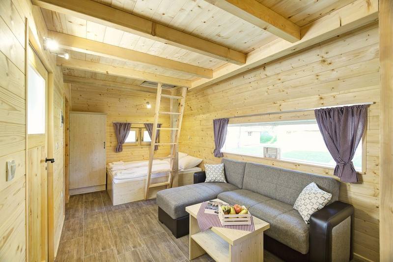 Notranjost lesene hiške v Slovenia Eco Resortu